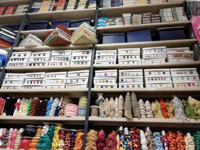 Anche qui le vetrine colorate e appariscenti danno l�idea di una maggiore variet� dei prodotti esposti...